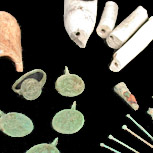 Différents objets mis au jour sur le site du Séminaire: médaille, épingles, pipes, ferret, manche d'ustensile en os.